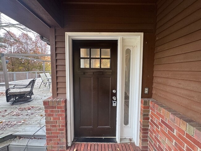 Building Photo - Spacious Private Oasis - 3 Bedroom 2 Bathroom House in Green Tree!