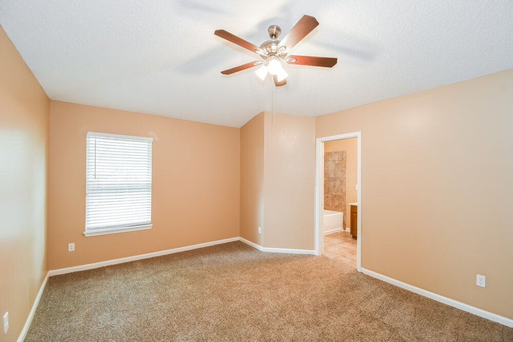 Building Photo - 5549 Oak Crossing Dr