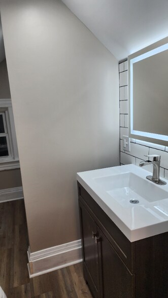 Building Photo - 1301 Buhrer Ave