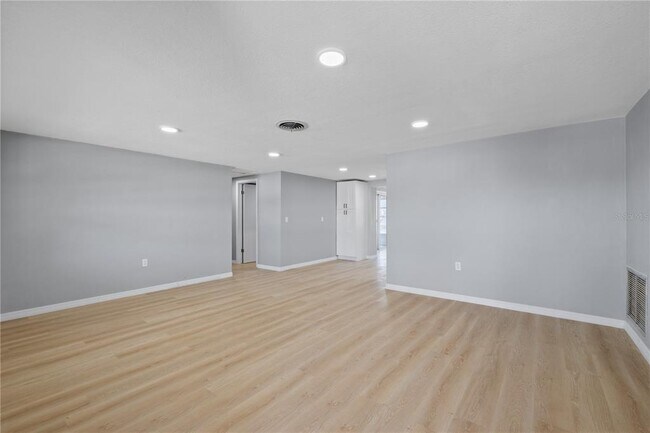 Building Photo - 4430 Shoreline Dr