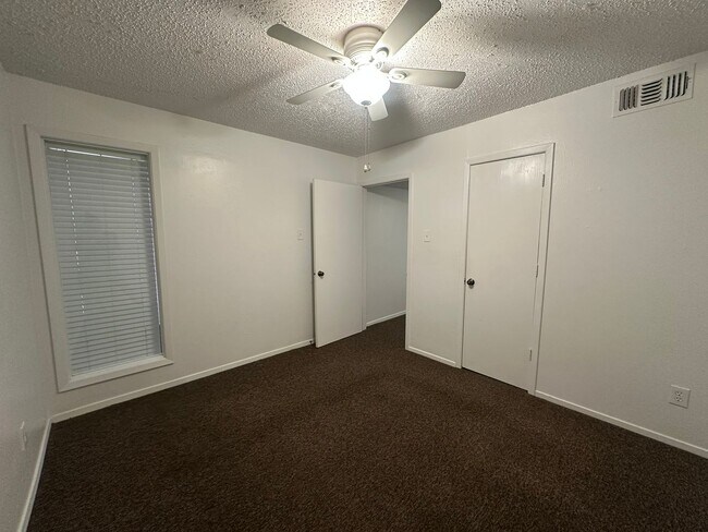 Building Photo - Charming 2-Bed Unit in Dallas! Community p...
