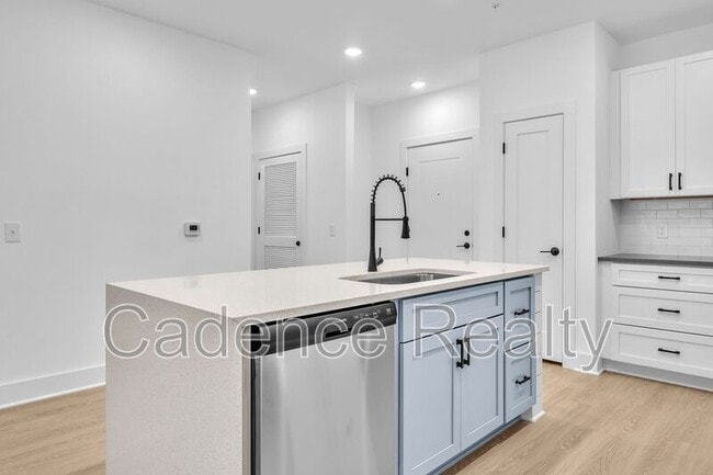 Building Photo - 614 S Kerr Ave