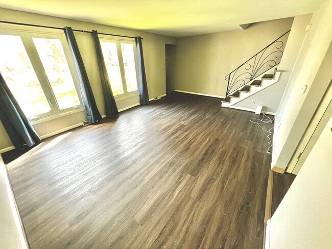 Building Photo - 119 E Summerset Ln