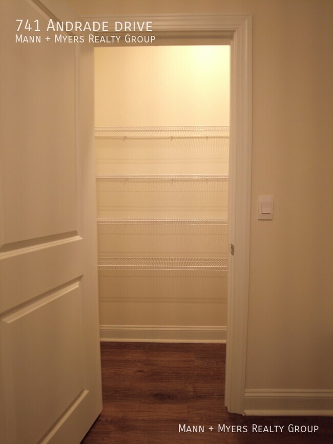 Building Photo - 741 Andrade Dr