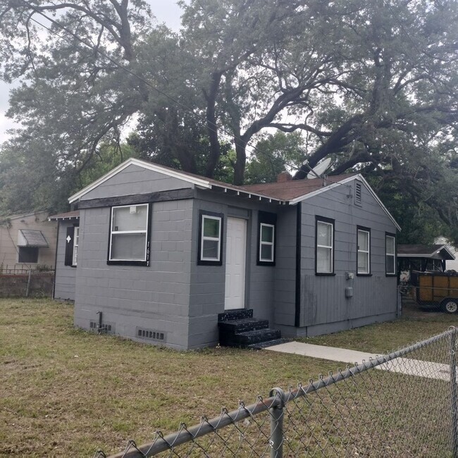 Building Photo - Fully Renovated 3/1 Single Family Ready for Move In!