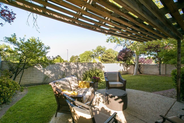 Building Photo - 6809 Medinah Ln NE