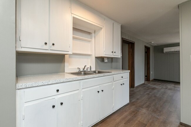 Building Photo - 2 Bedroom 1 Bathroom Home Located within w...