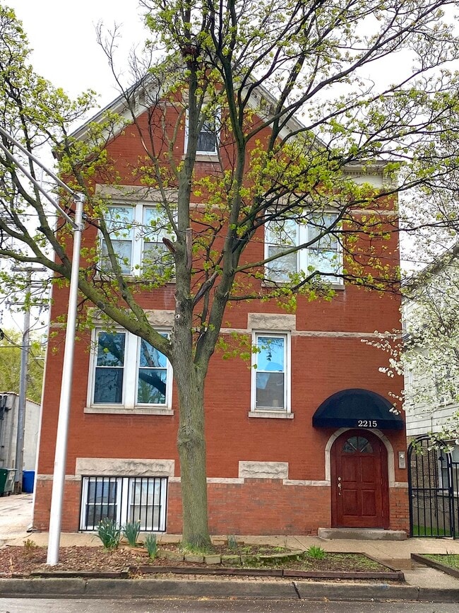 Building Photo - 2215 W Wellington Ave