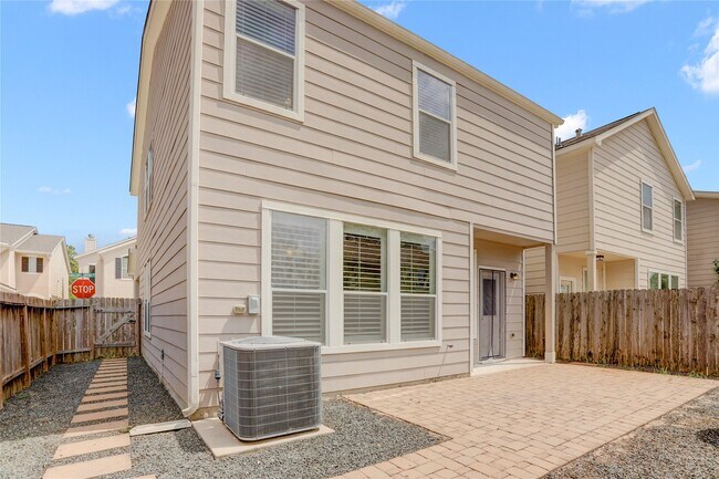 Building Photo - 10046 Hillside Bayou Dr