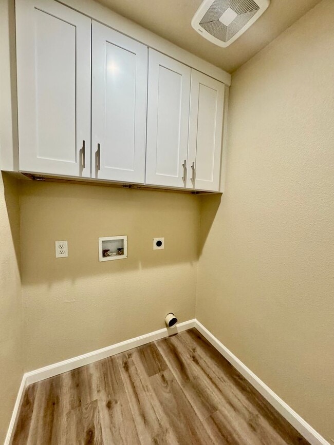 Building Photo - Stunning New Build 3-Bedroom, 2.5-Bath Triplex Apartment for Rent