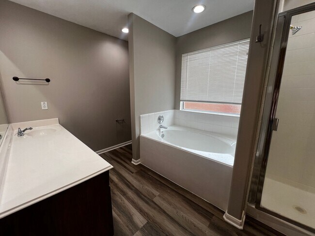 Building Photo - For Lease | 3 Bed, 2 Bath | 1,924 Sq Ft | ...