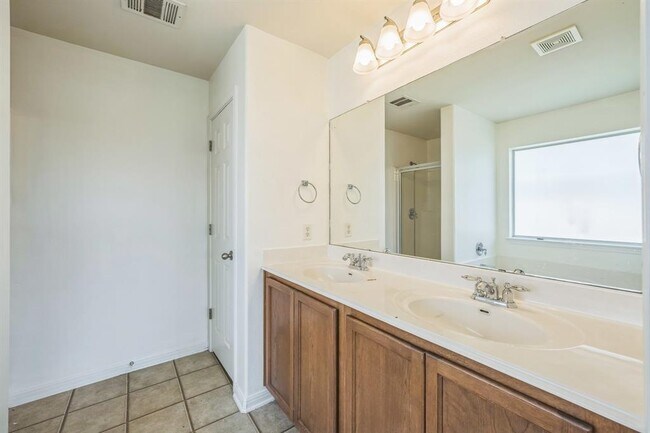Building Photo - 18509 Sandy Bottom Dr