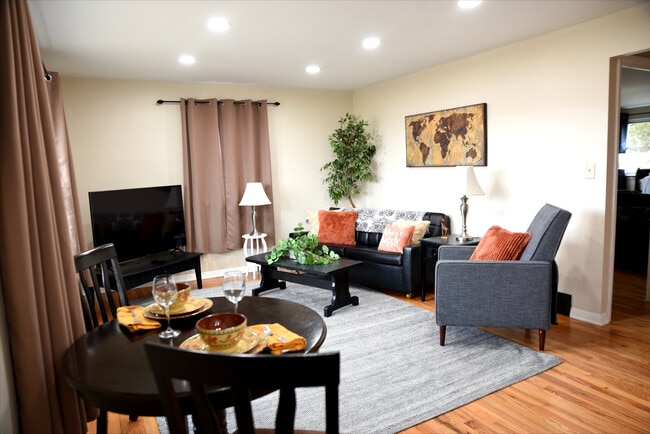 Building Photo - 2346 Pine St