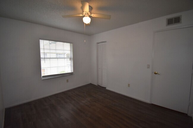 Building Photo - OCALA: 2 Bed/2 Bath, 2nd Floor Condo in Co...