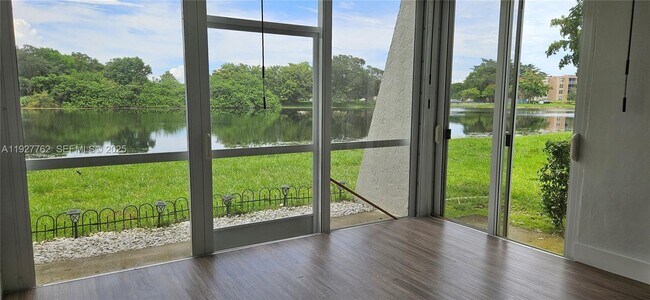 Building Photo - 9450 Poinciana Pl