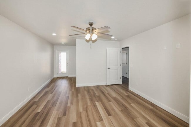 Building Photo - 7625 Woodford Ave