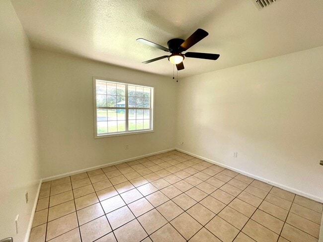 Building Photo - 3 Bedroom / 1 Bath in Apartment in Truman Available Now!
