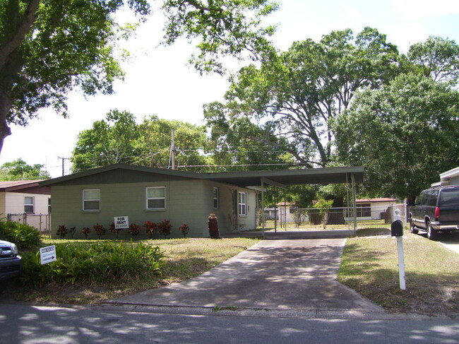 Building Photo - Central Location