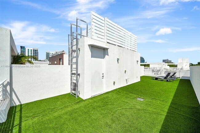Building Photo - 455 NE 39th St