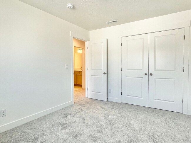 Building Photo - Beautiful Townhome at Mountain Ridge!