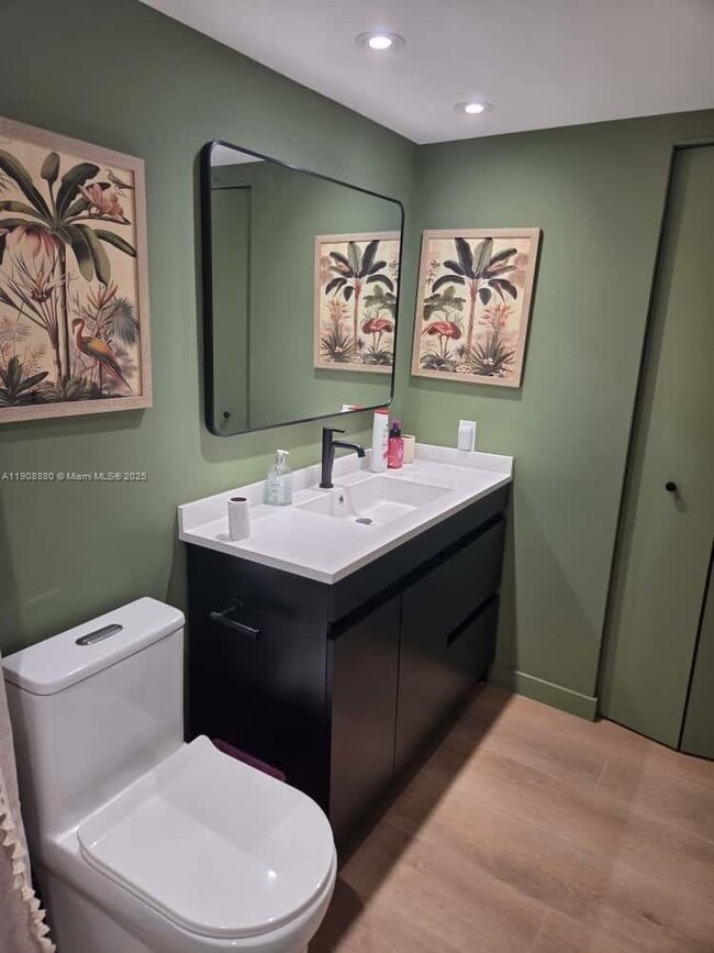 Building Photo - 10824 N Kendall Dr