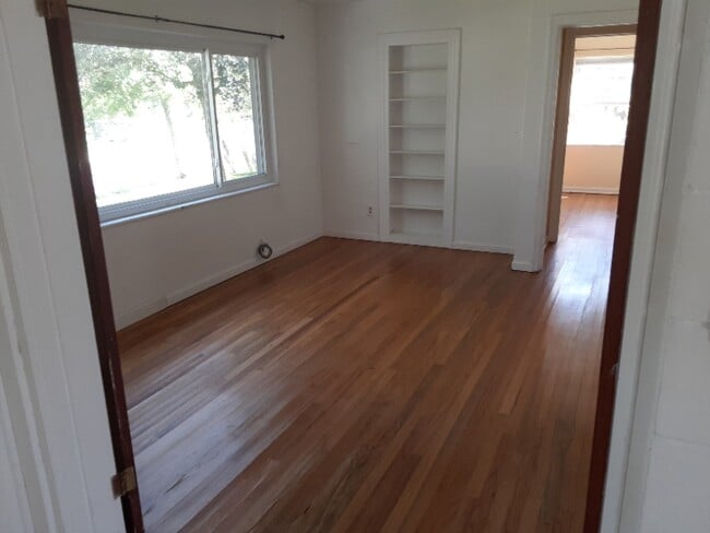 Building Photo - 322 W Newell St