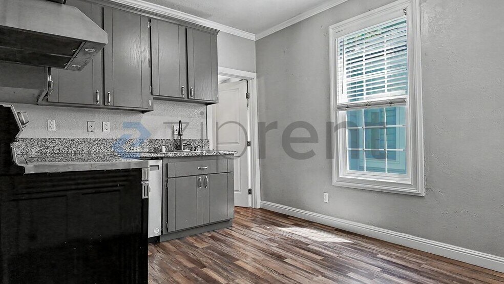 Building Photo - Unit B