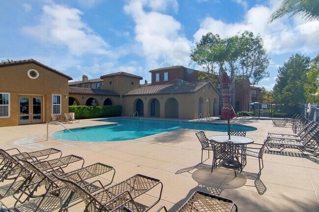 Building Photo - Newly Remodeled 4 Bedroom Townhome in Torrey Highlands - END UNIT