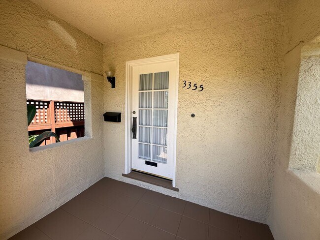 Building Photo - Fabulous Bankers Hill location 3 Bedroom Top-floor duplex unit