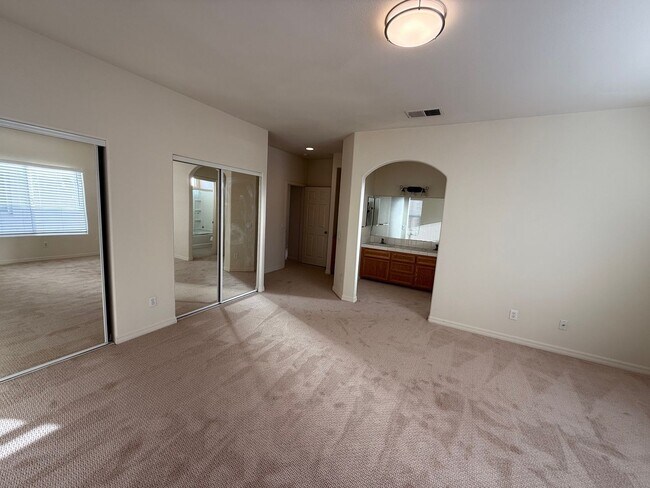 Building Photo - Large 4 Bedroom 3 Bath House w/ 2 car garage