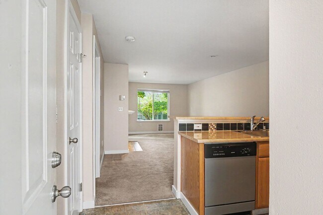Building Photo - Charming Ground-Floor Condo in the Heart of Greenwood! $1,800 only!! August move in!