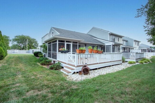 Building Photo - For Rent – Beautifully Updated Townhome in Gull Point a Waterfront Community