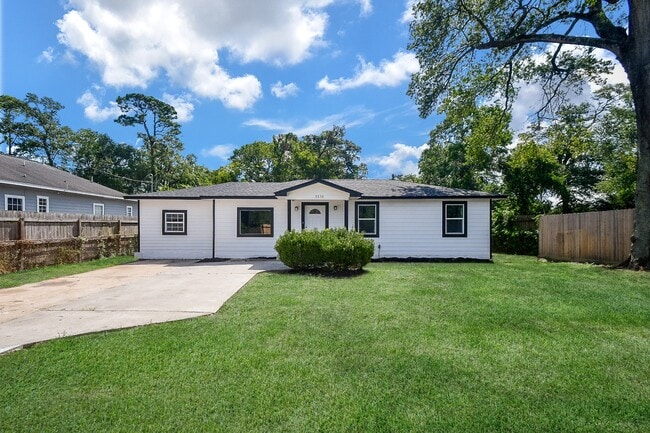 Building Photo - 9230 Lanewood Dr