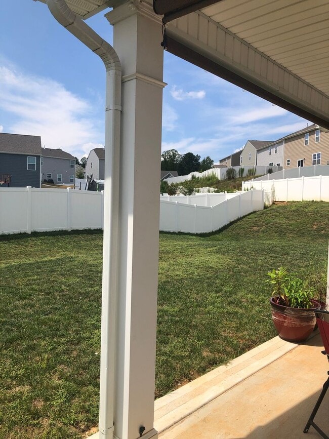 Building Photo - Lake Front Community 4 bed, 3 bath