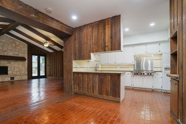 Building Photo - Luxury 4-Bedroom Home with 3,400+ Sq Ft in Prime San Antonio Location