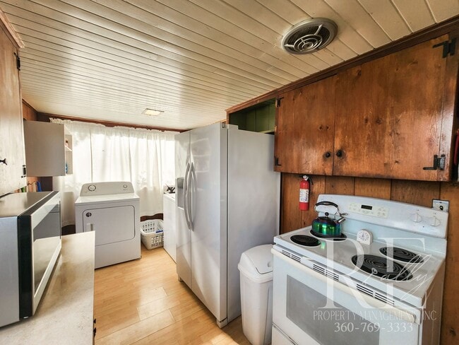 Building Photo - Seasonal Escape on Serene No-Bank Waterfro...