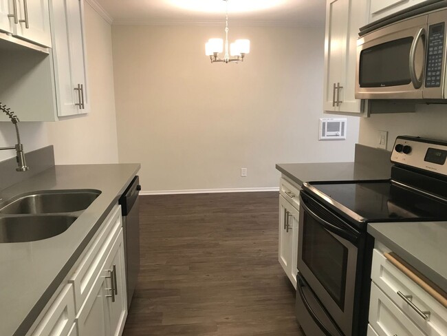 Interior Photo - 816 S. Bundy Dr