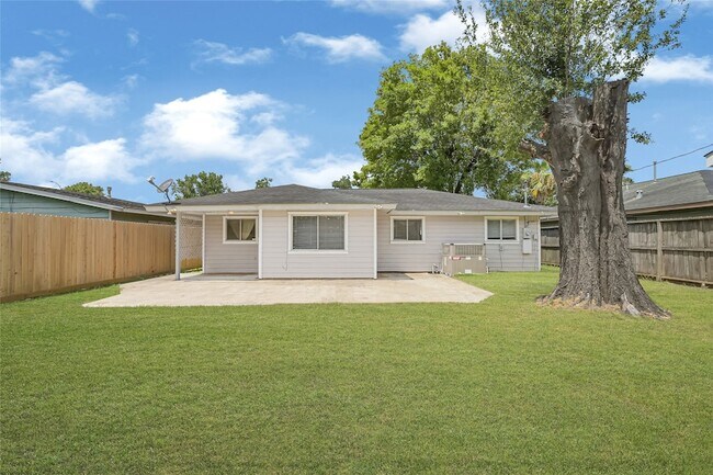 Building Photo - 3816 Newton Dr