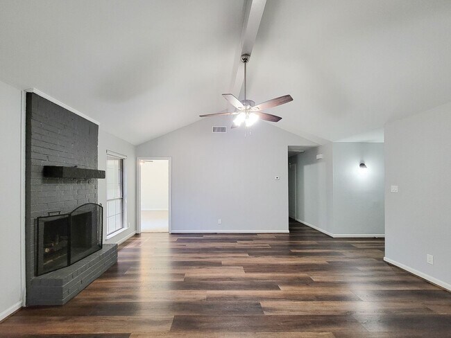 Building Photo - Welcome to your cozy retreat in the heart ...