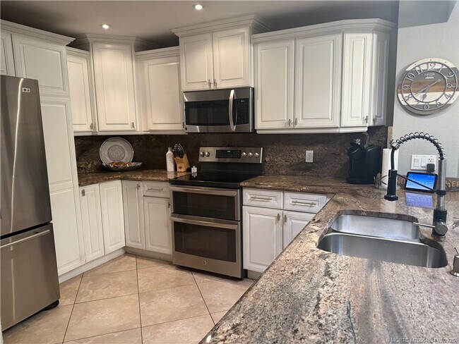 Building Photo - 10680 S Ocean Dr