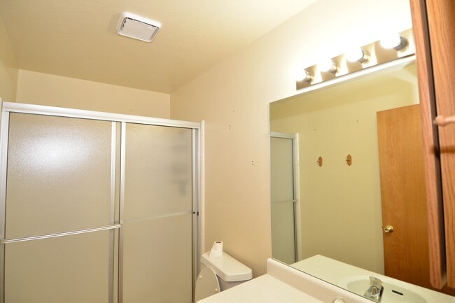 Building Photo - 3 Bedroom Townhome for Rent!
