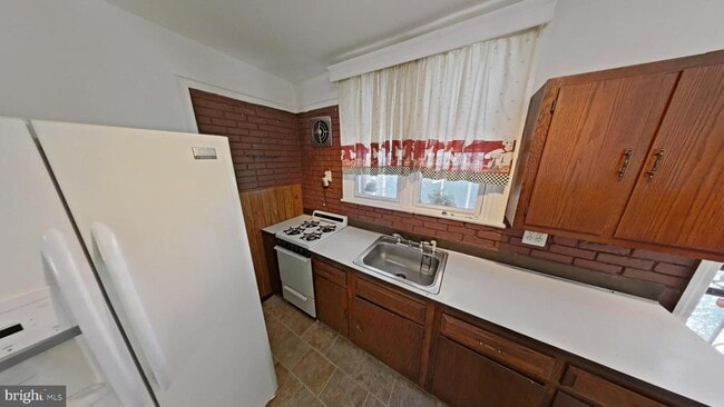 Building Photo - 438 St Paul St