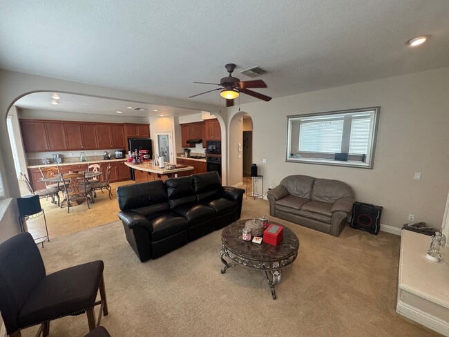 Building Photo - 5 Bed / 3.5 Bath | Elk Grove Single Family...