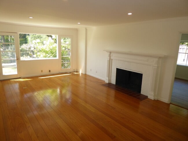 Building Photo - SPACIOUS AND SECLUDED THREE BED / TWO BATH HOME IN ROSS WITH POOL