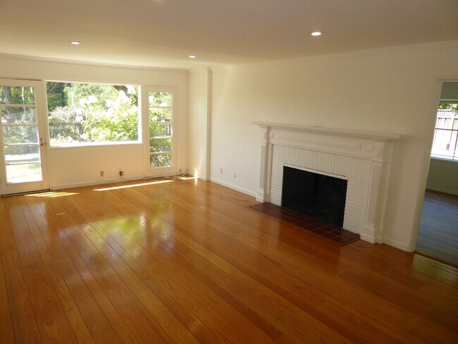 Building Photo - SPACIOUS AND SECLUDED THREE BED / TWO BATH...