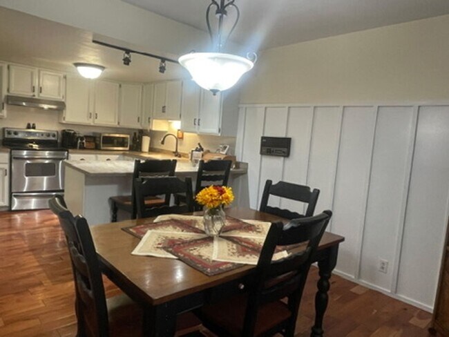 Building Photo - 3 Bedroom Townhouse Minutes from Canyons