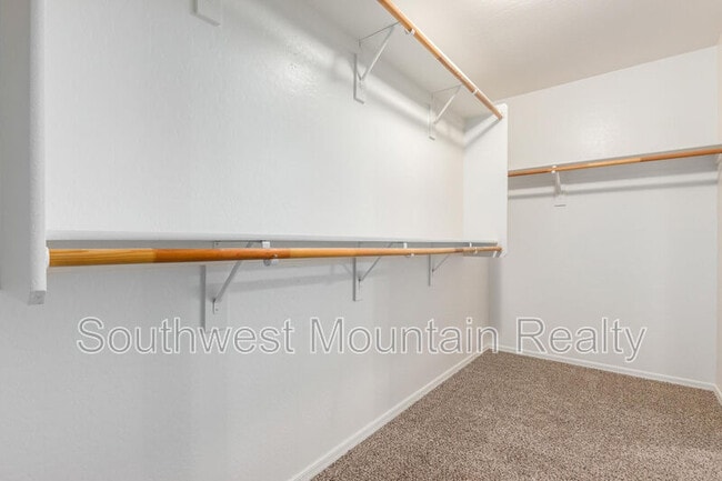 Building Photo - 1140 E Oak Rd