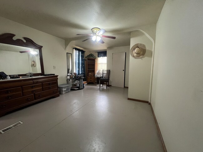 Building Photo - 125 Burge Dr