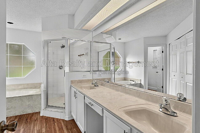 Building Photo - 8426 Country Bend Cir W