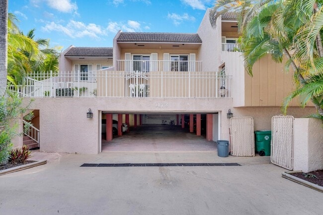 Building Photo - 1173 Hillsboro Mile Unit 22